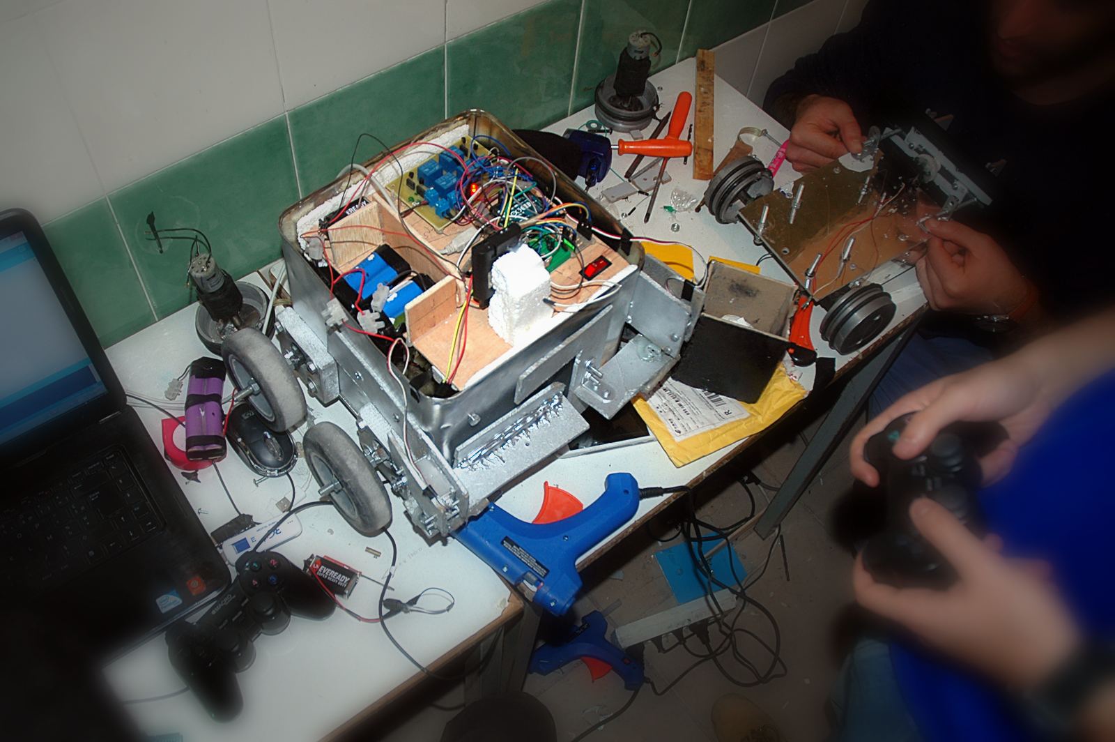 Séance d'atelier : châssis de robot, électronique et manette
