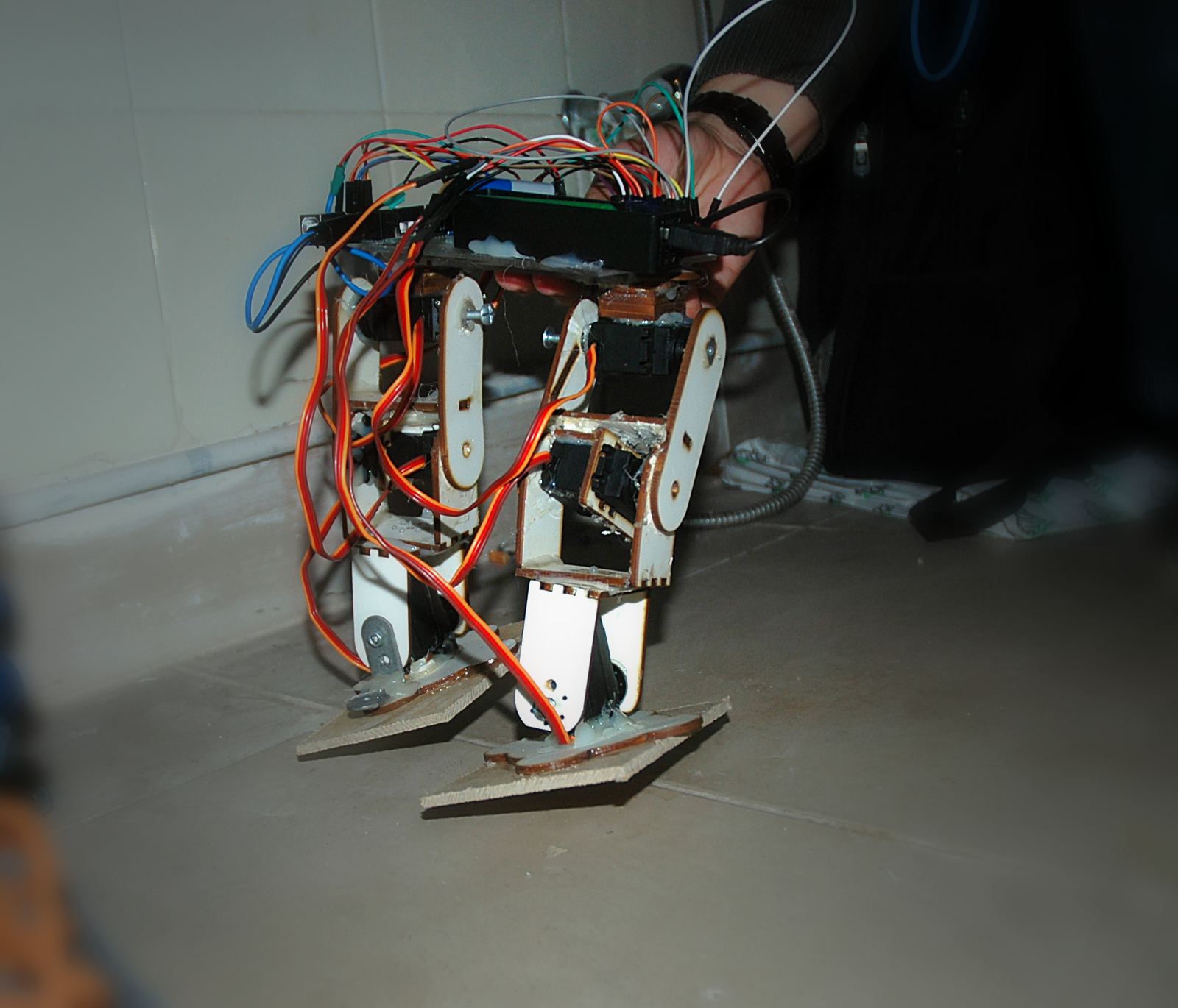 Robot bipède à servomoteurs